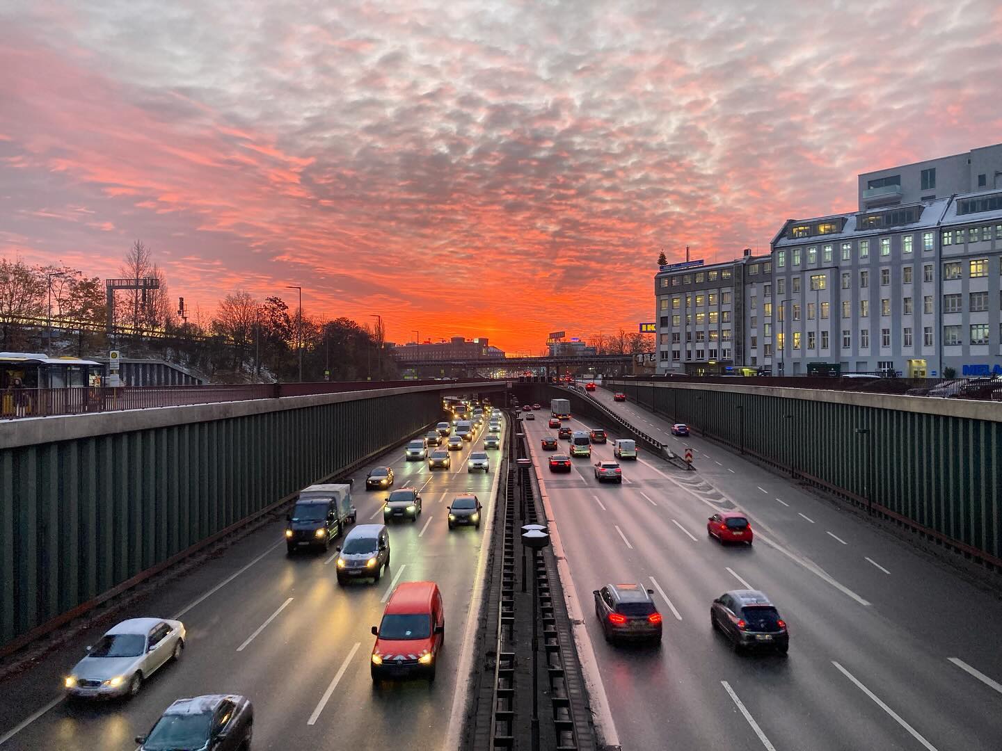 Guten Morgen Berlin. #wintermorgen #stadtautobahn #gutenmorgenberlin #morgenrot